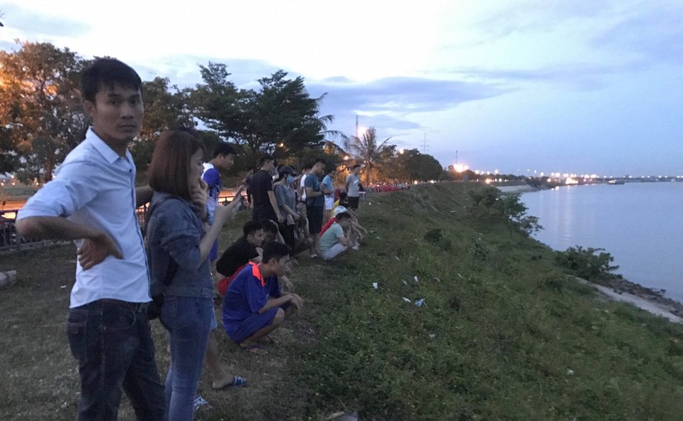 Phát hiện người đàn ông chết, nổi trên sông Lam - 2 Nhiều người dân hiếu kỳ đến xem.