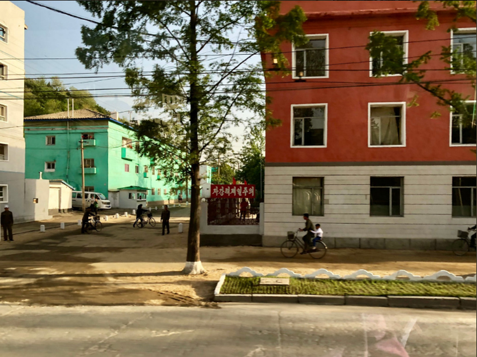 Bên trong chuyến tàu che kín cửa sổ chở phóng viên quốc tế tại Triều Tiên - 9 Bên trong chuyến tàu che kín cửa sổ chở phóng viên quốc tế tại Triều Tiên - 9