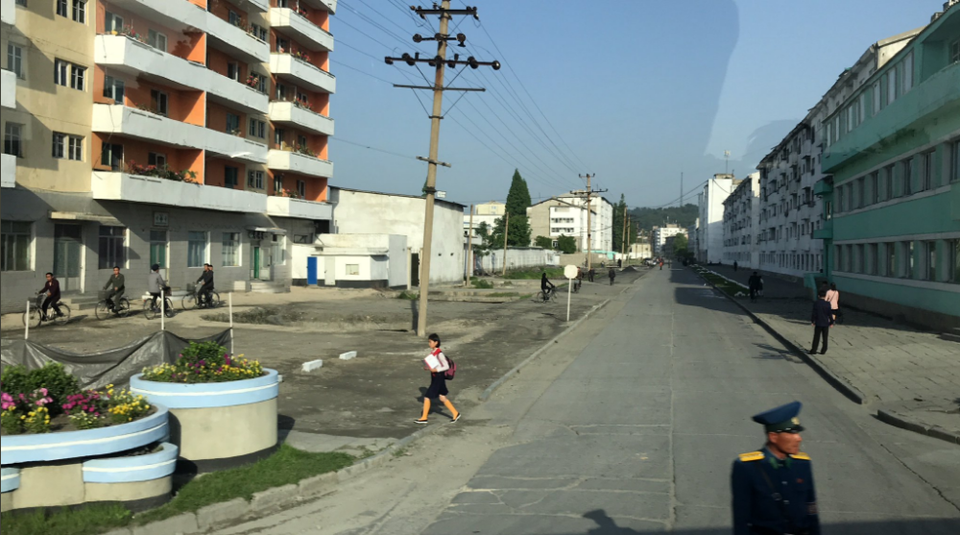 Bên trong chuyến tàu che kín cửa sổ chở phóng viên quốc tế tại Triều Tiên - 11 Bên trong chuyến tàu che kín cửa sổ chở phóng viên quốc tế tại Triều Tiên - 11