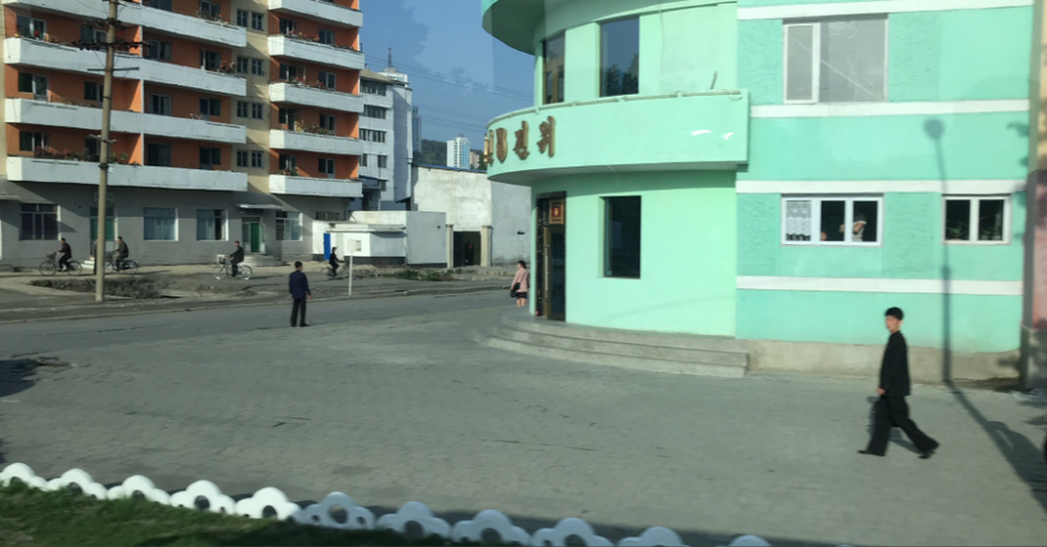 Bên trong chuyến tàu che kín cửa sổ chở phóng viên quốc tế tại Triều Tiên - 13 Bên trong chuyến tàu che kín cửa sổ chở phóng viên quốc tế tại Triều Tiên - 13