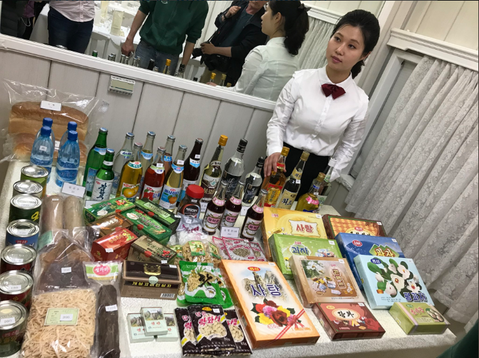 Bên trong chuyến tàu che kín cửa sổ chở phóng viên quốc tế tại Triều Tiên - 3 Bên trong chuyến tàu che kín cửa sổ chở phóng viên quốc tế tại Triều Tiên - 3