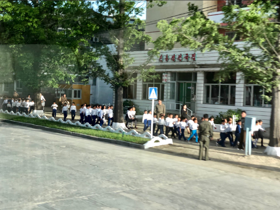 Bên trong chuyến tàu che kín cửa sổ chở phóng viên quốc tế tại Triều Tiên - 17 Bên trong chuyến tàu che kín cửa sổ chở phóng viên quốc tế tại Triều Tiên - 17