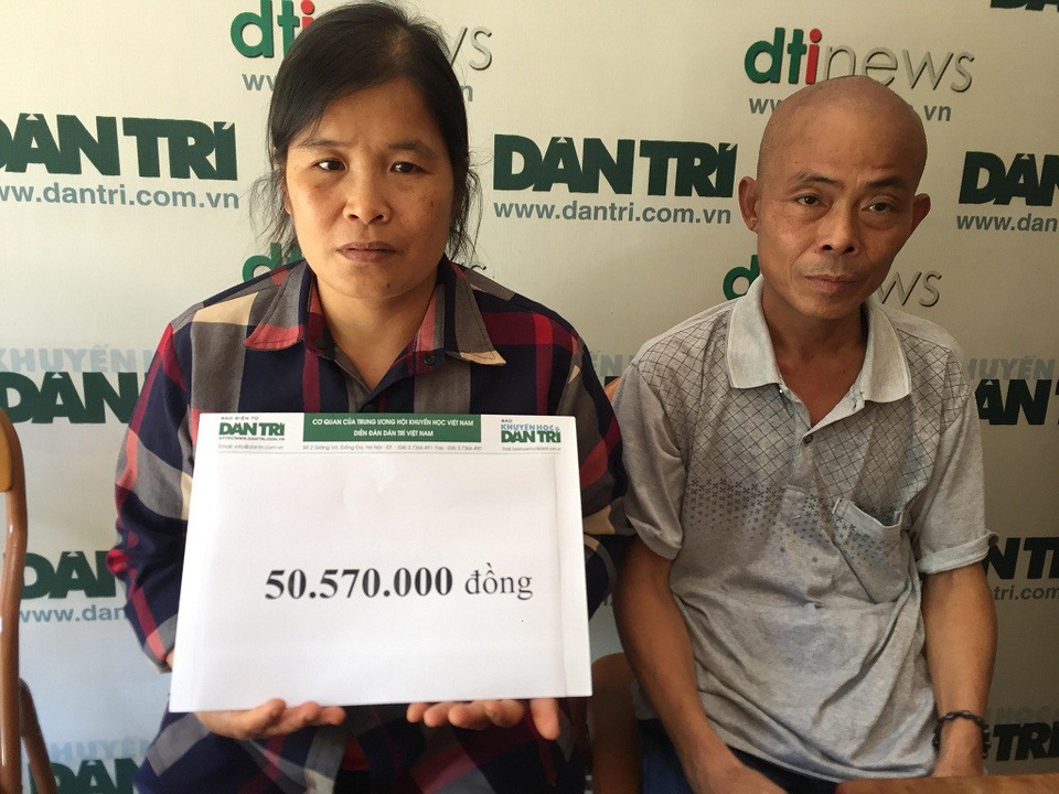 Hai vợ chồng chị Hường, anh Thà nhận món quà bạn đọc báo điện tử Dân trí.