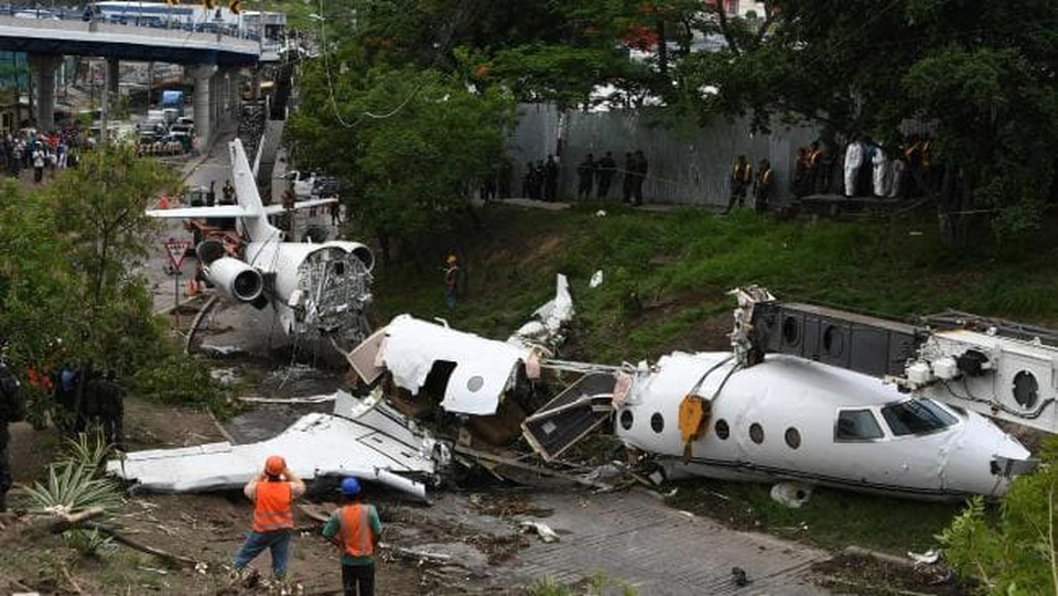 Sân bay nguy hiểm nhất thế giới: Hành khách cầu nguyện khi hạ cánh - 4 Mới đây nhất là vụ máy bay tư nhân của Mỹ gặp trục trặc và gẫy đôi khi vừa cất cánh được vài phút tại sân bay này