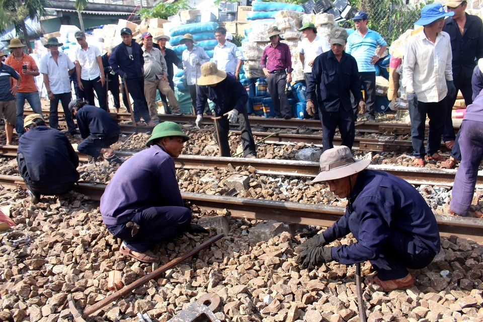 Vụ 2 tàu hàng đâm nhau: Tạm đình chỉ 3 cán bộ trực ga Núi Thành - 2 Các công nhân đang khẩn trương khắc phục hậu quả vụ tai nạn