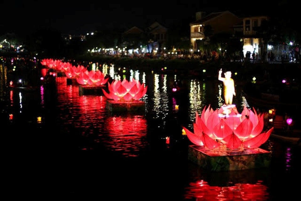 Hội An lung linh trong mùa lễ Phật Đản 2018 - 2 7 đóa sen lung linh trên sông Hoài