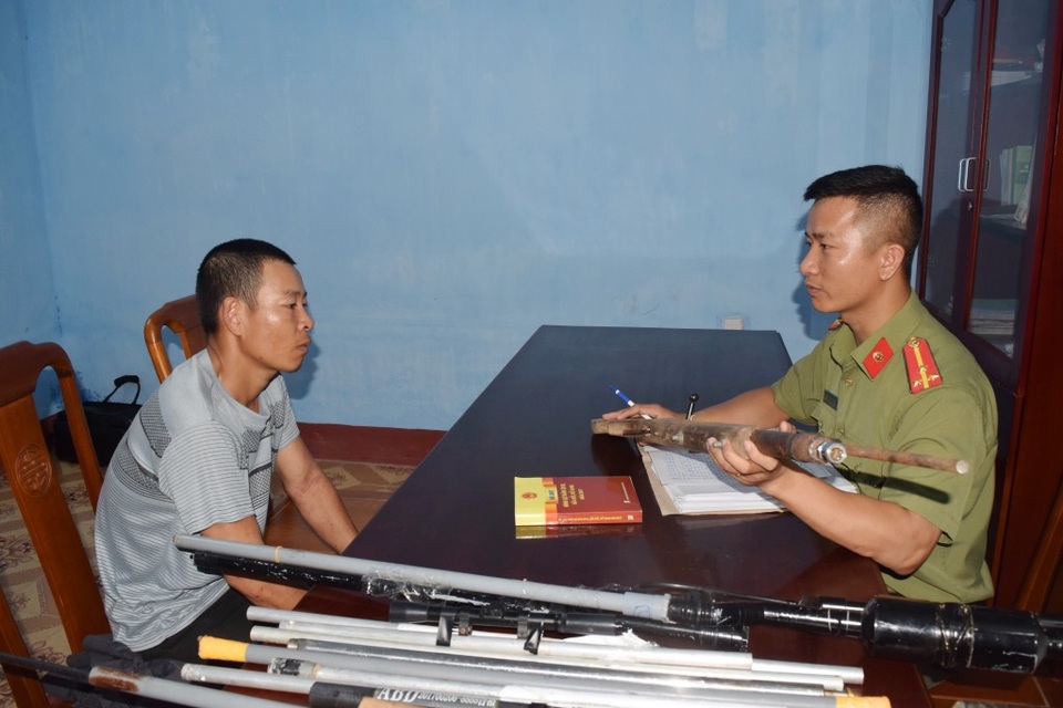 2 thanh niên lắp ráp súng bắn đạn hơi cồn để mua bán liên tỉnh - 2 Đối tượng Lê Văn Thọ và các khẩu súng bắn đạn hơi cồn