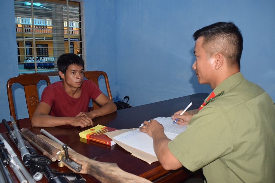 2 thanh niên lắp ráp súng bắn đạn hơi cồn để mua bán liên tỉnh - 1 Cơ quan an ninh điều tra Công an tỉnh Thừa Thiên Huế làm việc với đối tượng Võ Đại Trung (áo đỏ)
