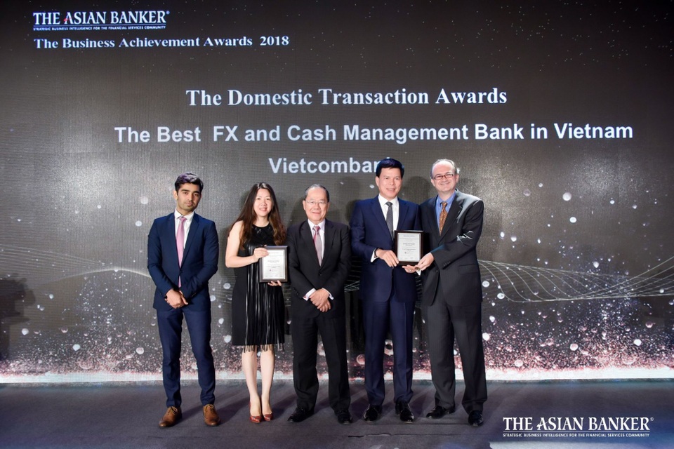 Vietcombank: “Ngân hàng cung cấp dịch vụ ngoại hối tốt nhất Việt Nam” - 1 Đại diện Vietcombank, ông Phạm Mạnh Thắng – Phó Tổng Giám đốc (thứ 2 từ phải sang) và bà Phan Khánh Ngọc – Trưởng phòng Quan hệ Công chúng TSC (thứ 2 từ trái sang) nhận giải thưởng do The Asian Banker trao tặng