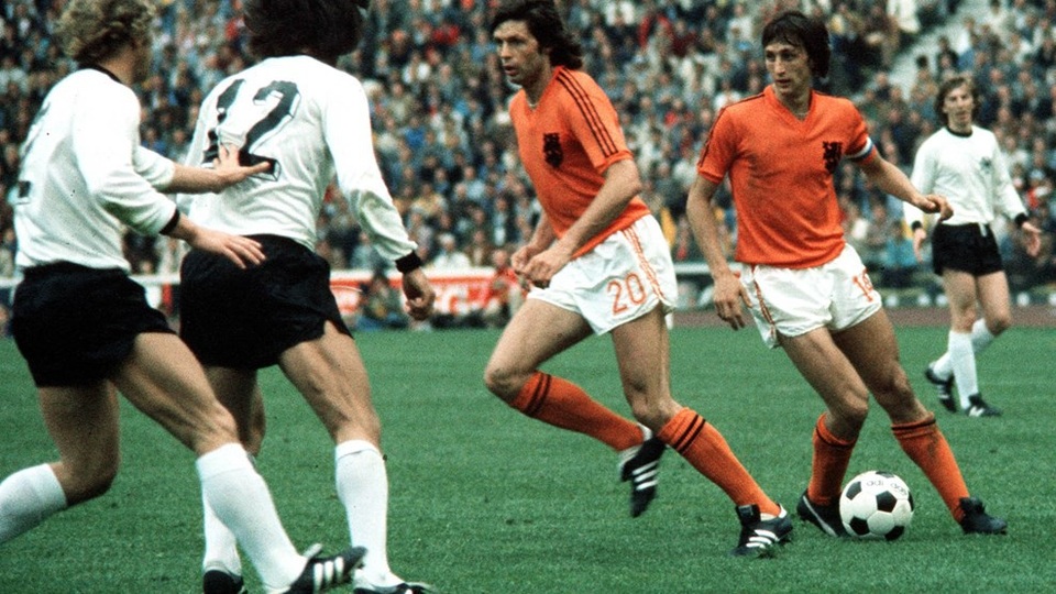 Lịch sử World Cup 1974: Nỗi buồn của "cơn lốc màu da cam" - 1 Thế hệ vàng của bóng đá Hà Lan với lối chơi tổng lực đã thất bại trong trận chung kết World Cup 1974