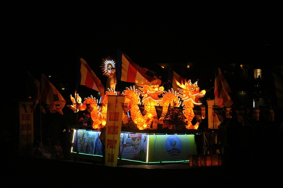 Hội An lung linh trong mùa lễ Phật Đản 2018 - 3 Thuyền hoa đăng cầu an trên sông Hoài trong lễ Phật Đản
