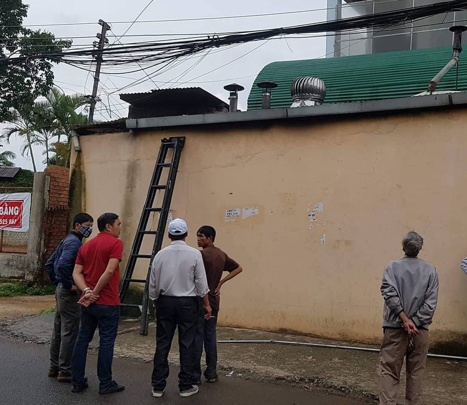 Lên mái nhà sửa ống khói, người đàn ông bị điện giật nguy kịch - 1 Hiện trường mái nhà nơi ông B. bị điện giật