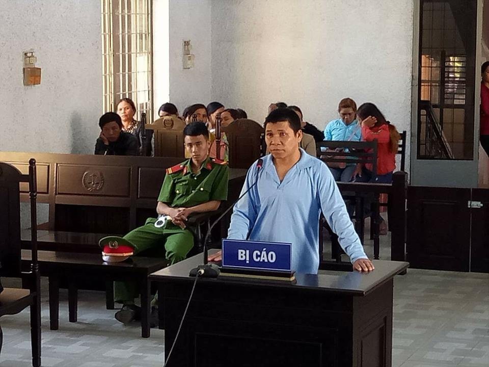 Giờ trò đồi bại với bạn của con gái, yêu râu xanh lãnh 11 năm tù - 1 Bị cáo Y Nhi tại phiên tòa