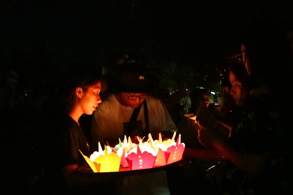 Hội An lung linh trong mùa lễ Phật Đản 2018 - 7 Nhiều du khách mua hoa đăng thả xuống sông Hoài để cầu bình an, sức khỏe