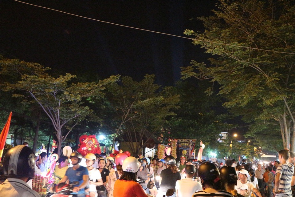 Hội An lung linh trong mùa lễ Phật Đản 2018 - 8 Các tuyến đường dẫn vào phố cổ chật kín, liên tục xảy ra tắc đường do xe ô tô, xe buýt… đổ về phố cổ rất đông, các lực lượng chức năng phải làm việc liên tục để thông xe