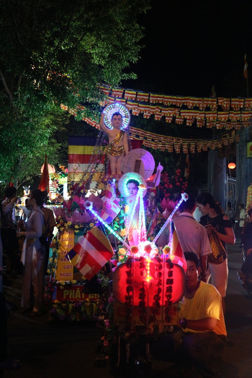 Hội An lung linh trong mùa lễ Phật Đản 2018 - 9 Diễu hành xe hoa của các chùa trên địa bàn thành phố mừng đại lễ Phật Đản