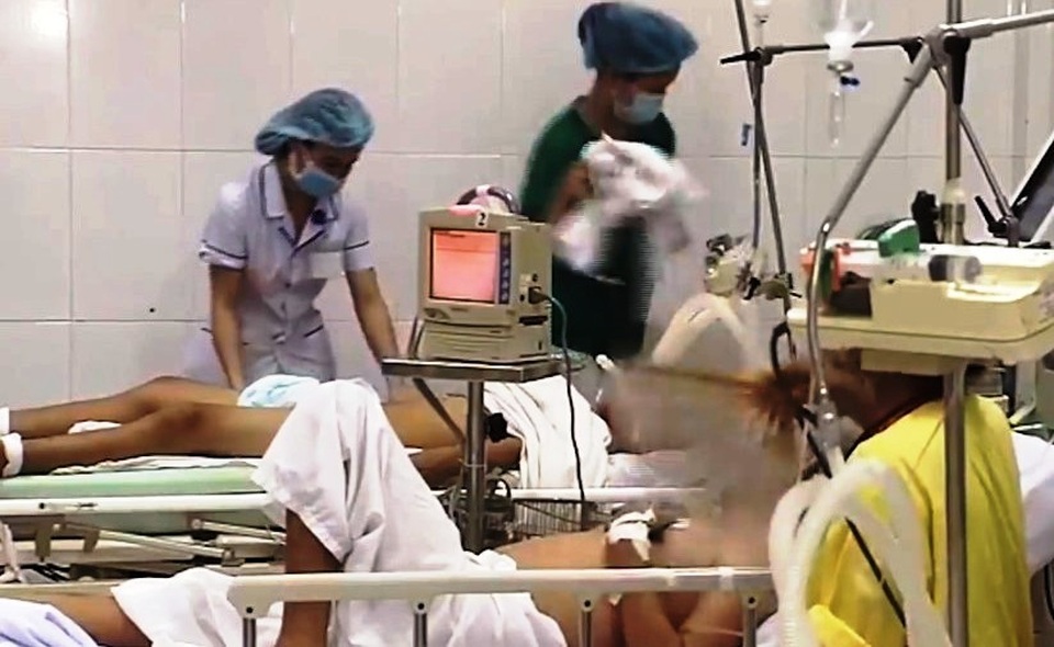 5 ngư dân nguy kịch vì ngạt khí khi xuống hầm tàu lấy cá - 1 Trong số 5 nạn nhân bị ngạt khí thì vẫn còn 2 bệnh nhân trong tình trạng hôn mê sâu.