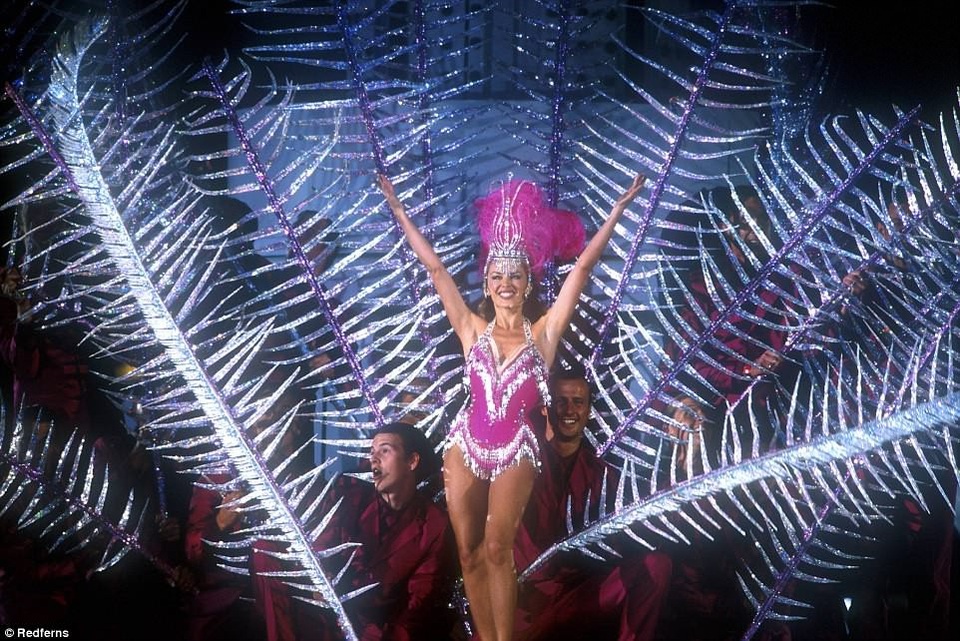Nhìn lại những hình ảnh đẹp của Kylie Minogue - 7
KYlie ra mắt album mới nhất mang tên Golden vào tháng 4/2018, album đứng thứ 1 trong bảng xếp hạng âm nhạc Anh và Australia