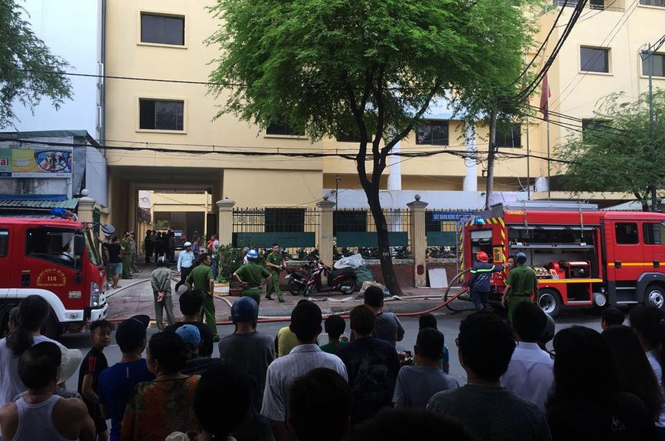 Cháy tại trụ sở Liên đoàn bản đồ địa chất miền Nam - 1 Người dân tập trung bên đường xem diễn biến vụ cháy