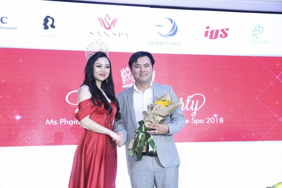 Thanks Party Queen Of The Spa 2018 – Bước chuyển mình của San Spa&Beauty - 2 ÔngDavid Trịnh - Chủ tịch Hiệp Hội đào tạo Làm Đẹp quốc tế Aibetra – Trưởng ban tổ chức Queen of the Spa 2018 tại Vietnam tặng hoa chúc mừng Nữ hoàng của ngành làm đẹp Phạm Huyền Trang.