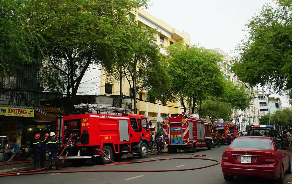 Cháy tại trụ sở Liên đoàn bản đồ địa chất miền Nam - 2
PCCC quận 3 điều 5 xe chuyên dụng đến hiện trường vụ việc