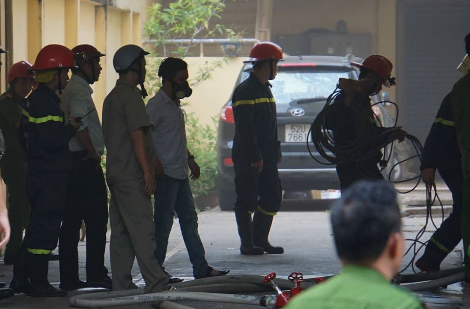 Cháy tại trụ sở Liên đoàn bản đồ địa chất miền Nam - 3
Các chiến sĩ PCCC dùng mặt nạ chống độc tiếp cận hiện trường