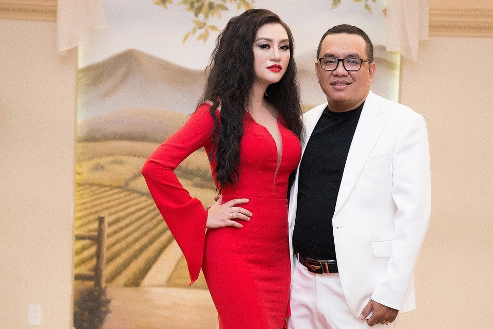 Nữ Hoàng Trần Huyền Nhung quyến rũ với trang phục của NTK Tuấn Hải. - Ảnh 5. Nữ Hoàng Trần Huyền Nhung quyến rũ với trang phục của NTK Tuấn Hải. - Ảnh 5.