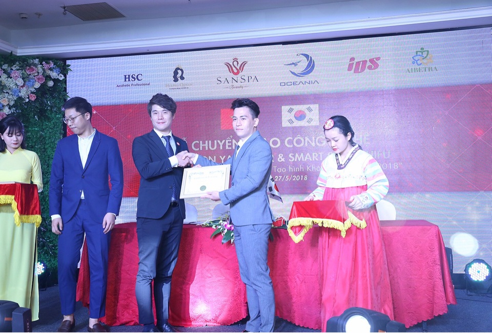 Thanks Party Queen Of The Spa 2018 – Bước chuyển mình của San Spa&Beauty - 6 Ông Hwang In Won - Trưởng đại diện HsC asthetic professional khu vực Châu Á- Hàn Quốc trao bằng tốt nghiệp chứng nhận tay nghề cho đại diện San Spa&Beauty.