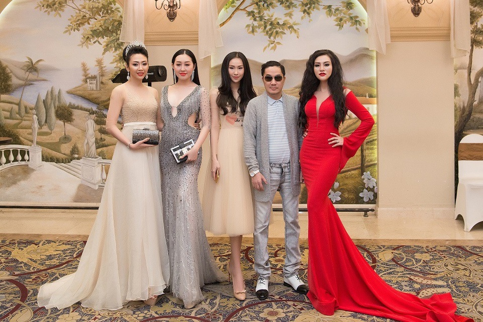 Nữ Hoàng Trần Huyền Nhung quyến rũ với trang phục của NTK Tuấn Hải. - Ảnh 8. Nữ Hoàng Trần Huyền Nhung quyến rũ với trang phục của NTK Tuấn Hải. - Ảnh 8.