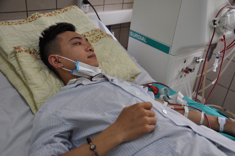 Xót xa chàng trai trẻ cùng lúc bị suy thận và viêm gan C - 5 Em thương mẹ, em chết rồi không biết mẹ sẽ sống sao - Đức lo lắng tâm sự với chúng tôi.