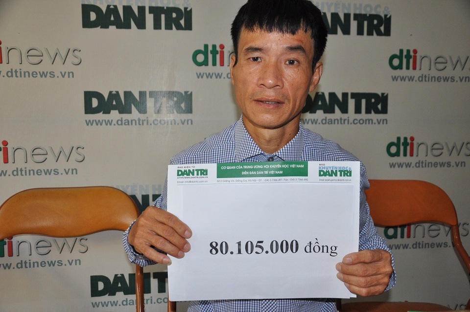 Bé Minh Anh bị viêm não được bạn đọc giúp đỡ hơn 80 triệu đồng - 3 Anh Lương nhận món quà của bạn đọc báo điện tử Dân trí.