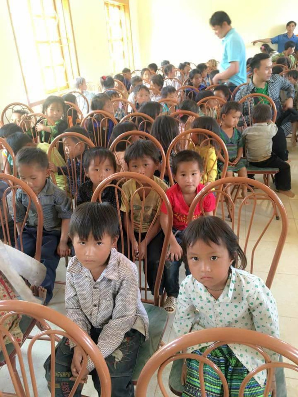 Clip “giấc ngủ chập chờn của em bé vùng cao” khiến dân mạng cảm động - 2 Những em bé vùng cao Bản Kéo Ca háo hức chờ nhận quà từ đoàn từ thiện