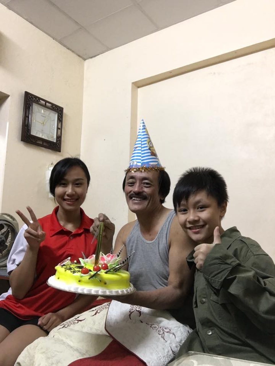 Nghệ sĩ Giang “còi”: “Con nhà tôi mà té ngã, tôi sẽ quay mặt đi ngay” - 1 Khoảnh khắc đời thường của nghệ sĩ Giang còi và hai con.