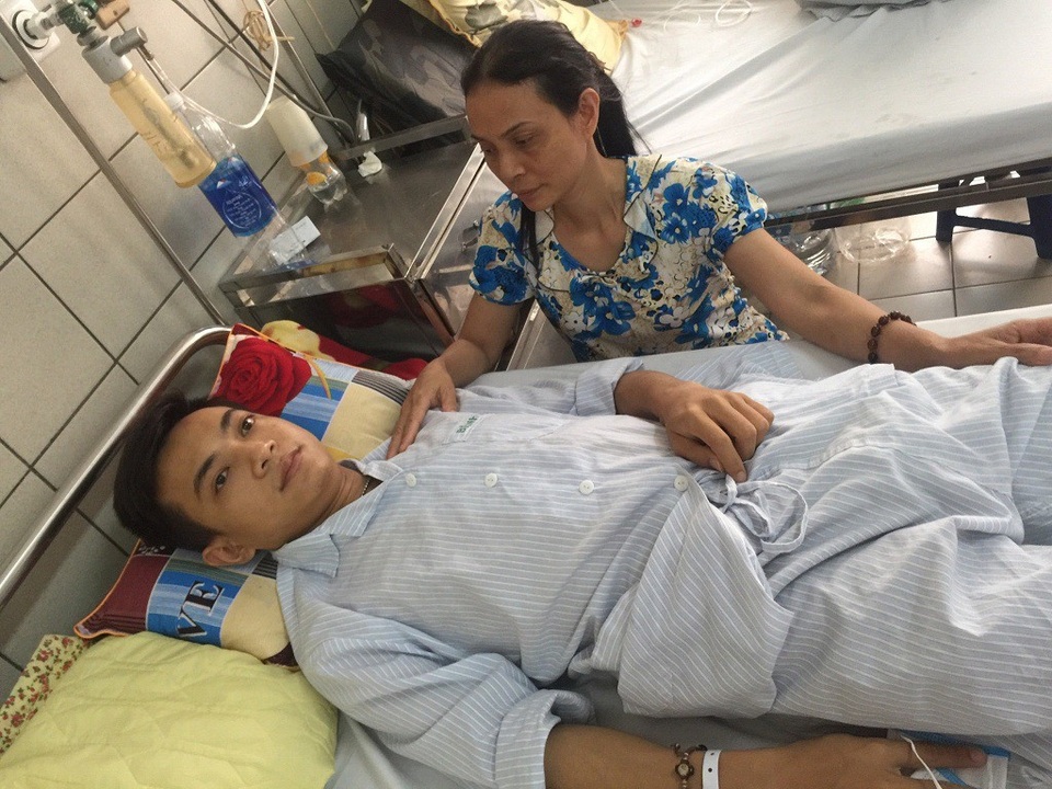 Xót xa chàng trai trẻ cùng lúc bị suy thận và viêm gan C - 3 Đi chăm con, chị Thu không có gì cả ngoài quả thận của mình sẽ hiến cho con.