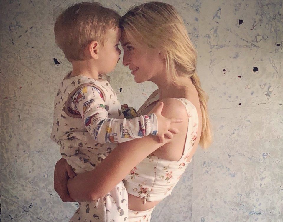 Ảnh mẹ con Ivanka Trump hứng chỉ trích vì chính sách nhập cư của Mỹ - 1
Ivanka Trump và cậu con trai 2 tuổi (Ảnh: Twitter)