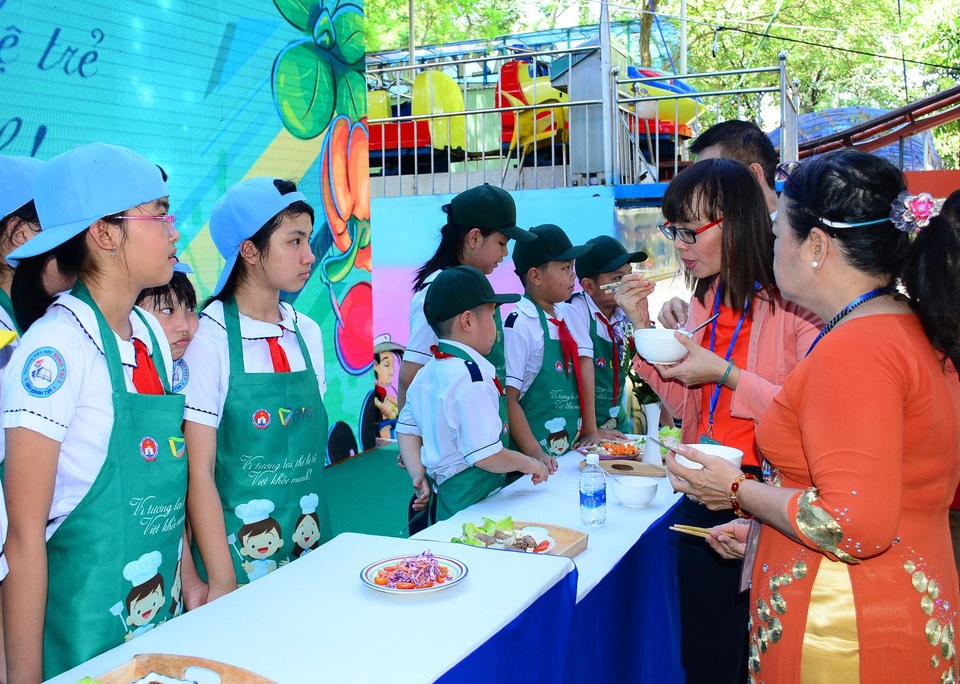 Học sinh tiểu học ở TPHCM thi nấu ăn - 2 Học sinh tiểu học ở TPHCM tham gia hội thi thể hiện khả năng nấu ăn và kiến thức về ATVSTP