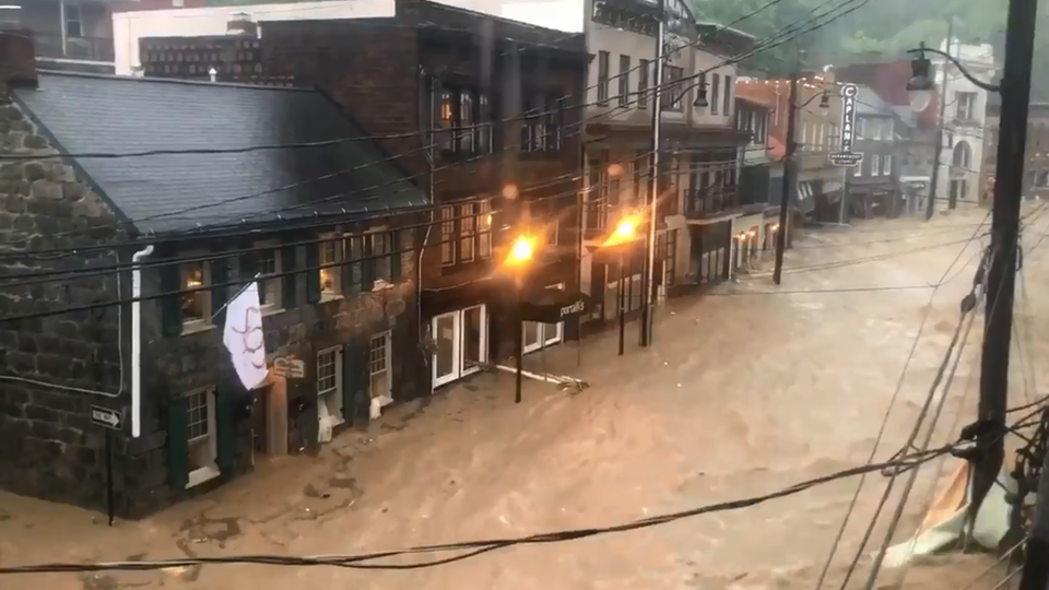 Đường phố Mỹ thành "sông" sau mưa lớn - 1
Đường phố ở Ellicott (tiểu bang Maryland) ngập trong nước. (Ảnh: Twitter)