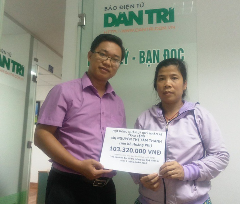 Bạn đọc giúp đỡ gia đình bé Hoàng Phi hơn 103 triệu đồng - 1 Nhà báo Công Quang – Phó trưởng Văn phòng đại diện báo Dân trí tại TPHCM, trao quà bạn đọc đến cho chị Tám Thanh