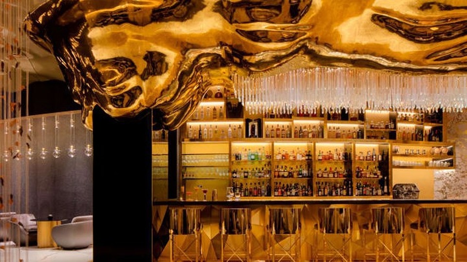 Khám phá nhà hàng chuyên dùng vàng để trang trí món ăn tại Dubai - 1