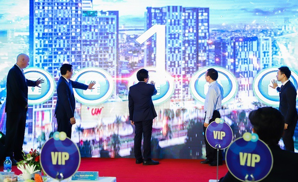 Kosmo Tây Hồ ra mắt tòa tháp Centro - 2
Nghi thức công bố chính thức bảng giá tòa Centro