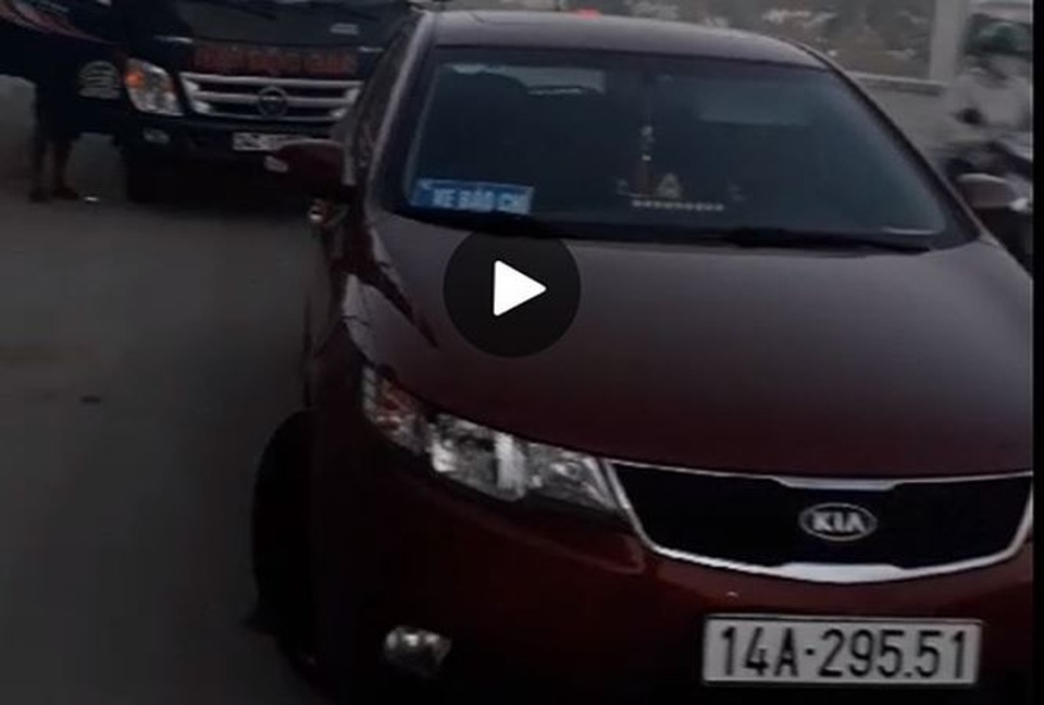 Tạm đình chỉ công tác 3 cán bộ QLTT dùng xe đeo logo báo chí chặn kiểm tra xe chở gas - 1
Chiếc xe được cho là QLTT dùng để chặn xe chở gas (ảnh báo TP)