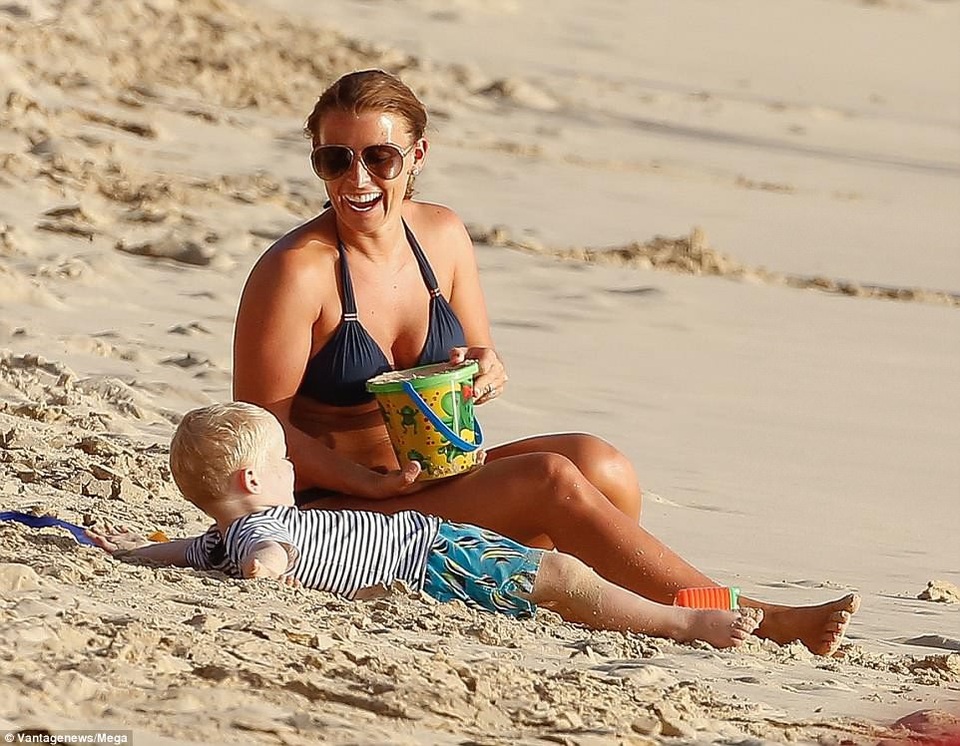 
Coleen Rooney vui đùa bên con trai nhỏ
