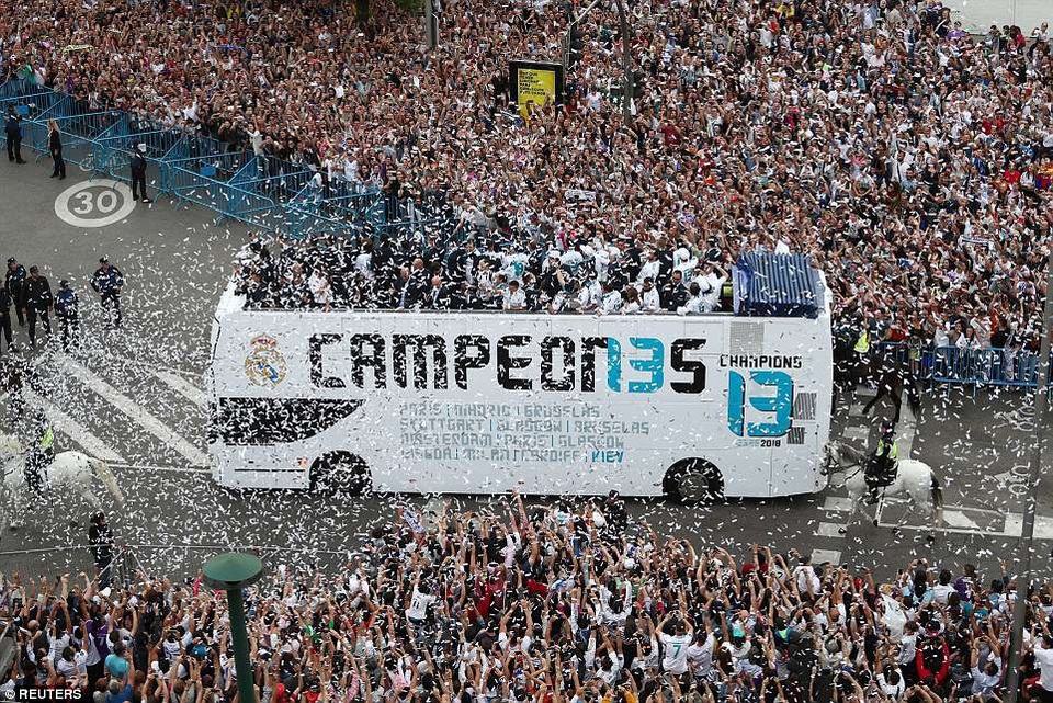 Biển người chào đón Real Madrid sau chức vô địch Champions League - 13 Cả thành Madrid như được nhuộm trong màu trắng