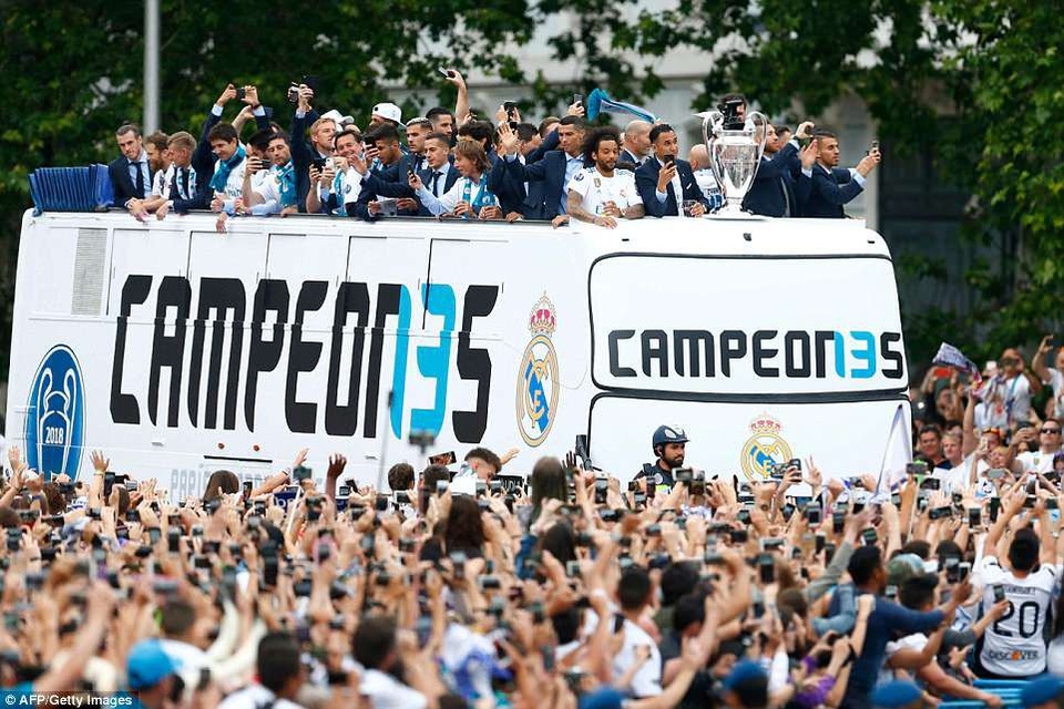 Biển người chào đón Real Madrid sau chức vô địch Champions League - 14 Biển người chào đón Real Madrid sau chức vô địch Champions League - 14