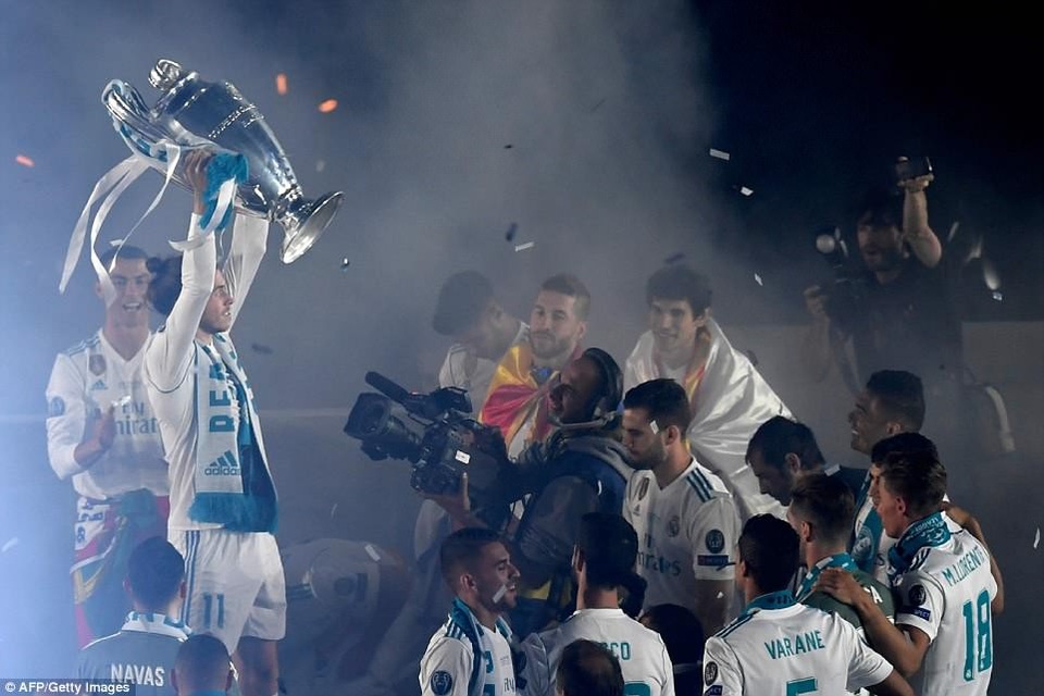 Biển người chào đón Real Madrid sau chức vô địch Champions League - 15 Người hùng Gareth Bale giương cao chiếc cúp ở Bernabeu