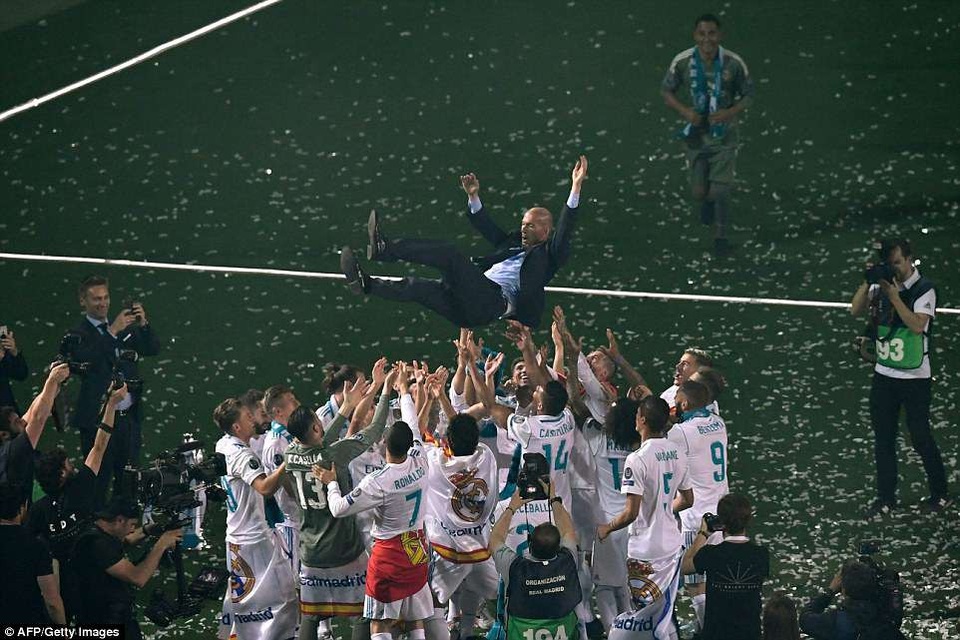 Biển người chào đón Real Madrid sau chức vô địch Champions League - 17 Toàn đội Real Madrid tung HLV Zidane lên trời