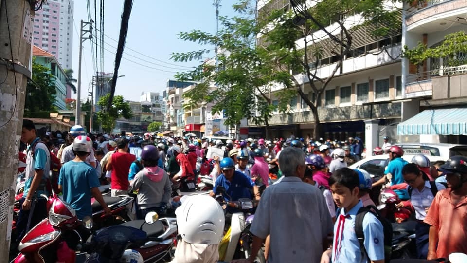 Ngỡ ngàng đi học thêm phải... thi xếp lớp - 2 Phụ huynh ở TPHCM đưa con đi thi xếp lớp để học thêm tại Trung tâm Bồi dưỡng văn hóa 218 Lý Tự Trọng vào ngày 27/5 (Ảnh: M.N)