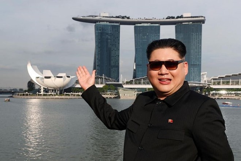 "Bản sao" của ông Kim Jong-un gây sốt ở Singapore - 1
Howard X - người đóng giả nhà lãnh đạo Triều Tiên Kim Jong-un (Ảnh: Reuters)