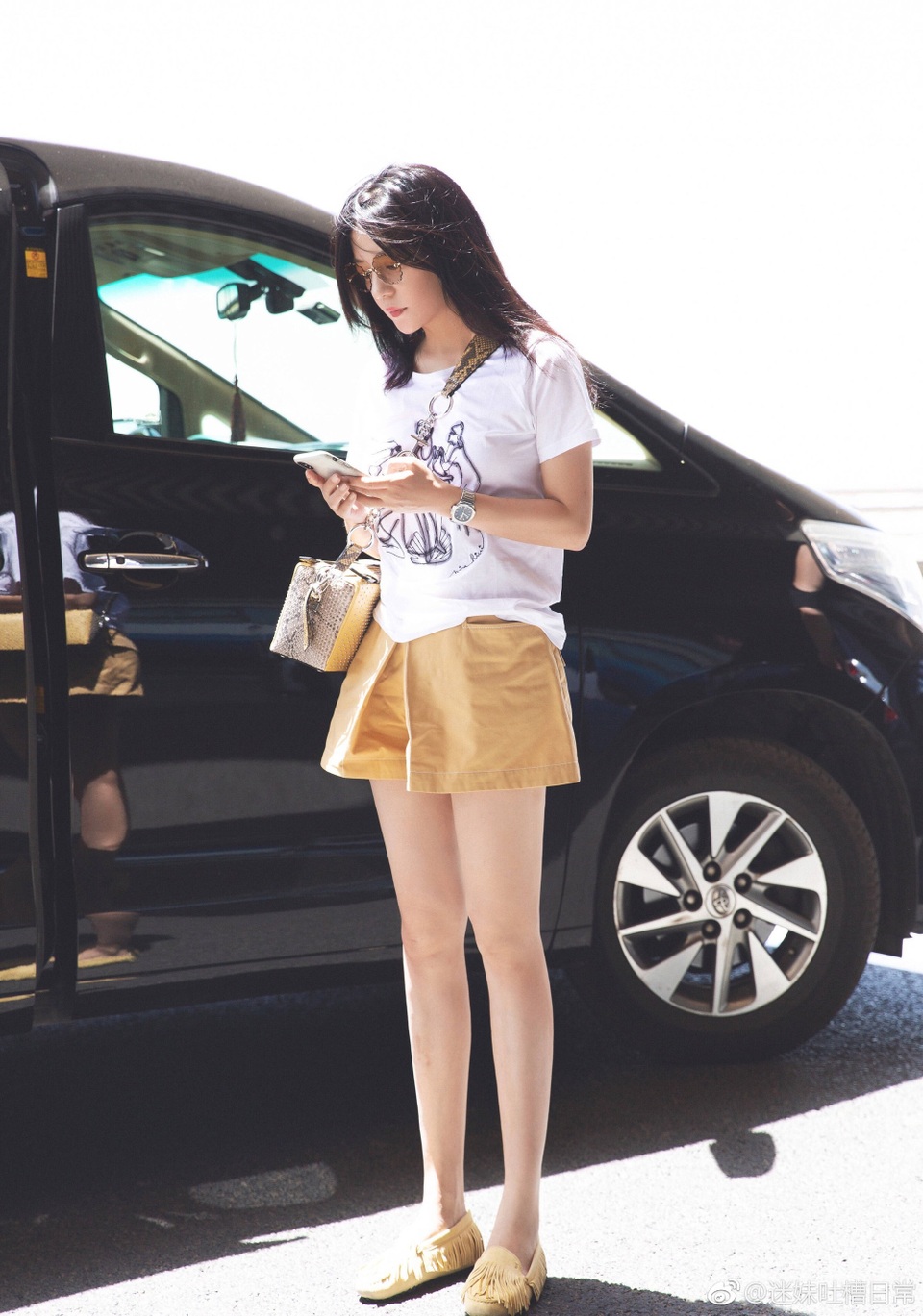 42 tuổi, Triệu Vy sở hữu đôi chân thon nuột, làn da sáng mịn - 7
Năm ngoái, Triệu Vy vướng lùm xùm gian lận thương mại khi công ty do vợ chồng cô làm ông bà chủ bị tố trốn thuế và bị phạt tiền cũng như cấm hoạt động trên thị trường chứng khoán. Thông tin này khiến tình cảm mà fan dành cho Triệu Vy giảm sút.