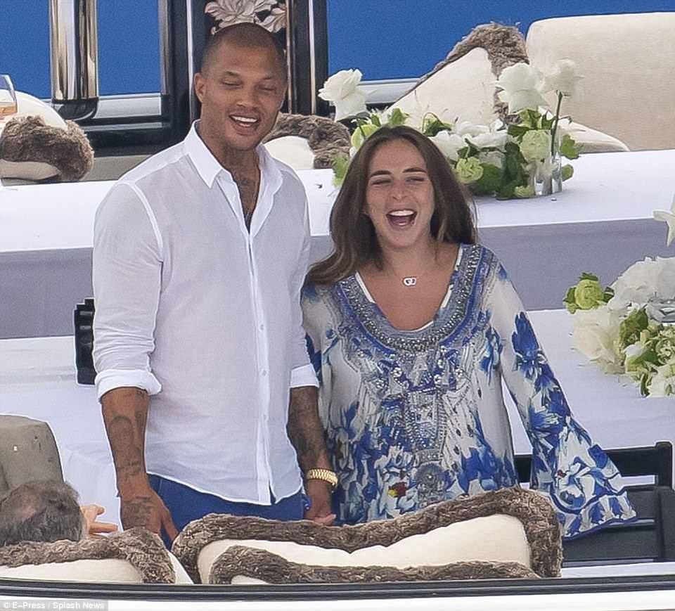 
Cặp đôi cùng gia đình đang tới Monaco du lịch kết hợp dự giải đua xe công thức 1
